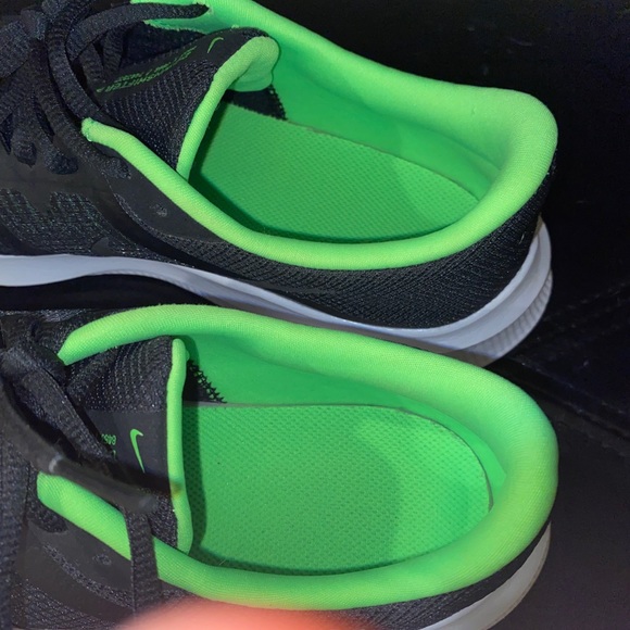 Mens green/black nike downshifter shoes size 7. - Picture 2 of 3